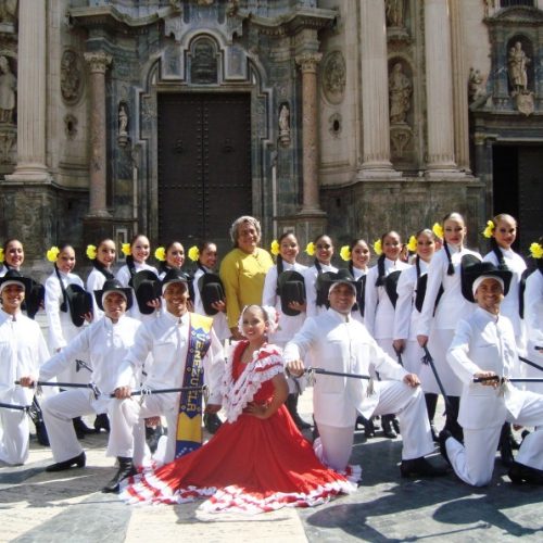 2. FOTO ESPANA 2009 CON TRAJE DE QUITAPESARES (1) (1)
