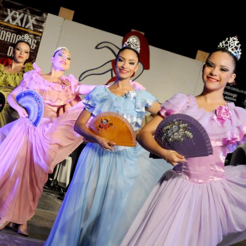3.4 foto bailando VALS en XXIX XORNADAS DE FOLCLOR OURENSE (1)