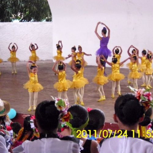 HEYRI EN EL ACTO CON NIÑAS BALLET 29-07-2011 4 (2)